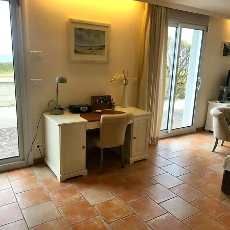 Vila Front De Les Cordylines *