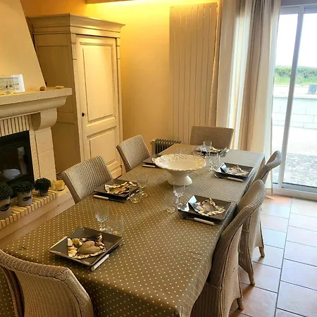 Vila Front De Les Cordylines *