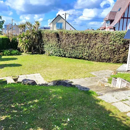 Vila Front De Les Cordylines