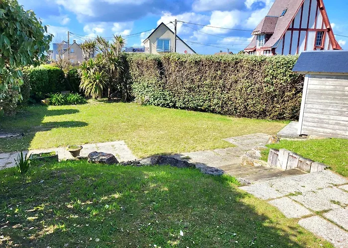 Villa Front De Les Cordylines